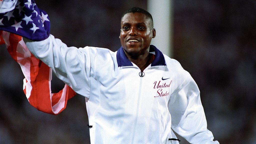 Carl Lewis oli kansainvälisen yleisurheilun keulakuva yli vuosikymmenen ajan. Hän voitti uransa viimeisistä arvokisoista, Atlantan olympialaisista 1996, pituushypyn kultamitalin.