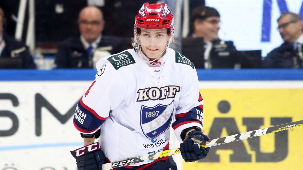 Iikka Kangasniemi on askissa Pelicansia vastaan.