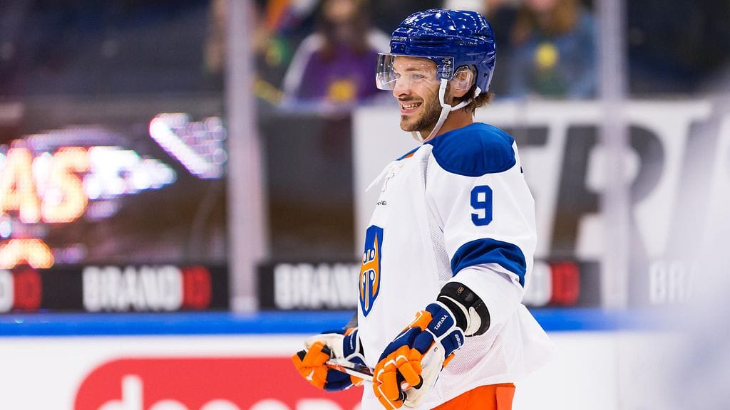 Charles Bertrand viilettää Tapparan ykkösketjun oikealla laidalla.