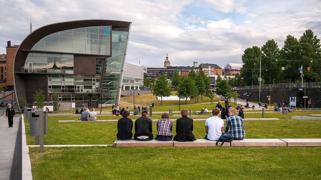 Nuoria istumassa Helsingin Kansalaistorilla vuonna 2012.