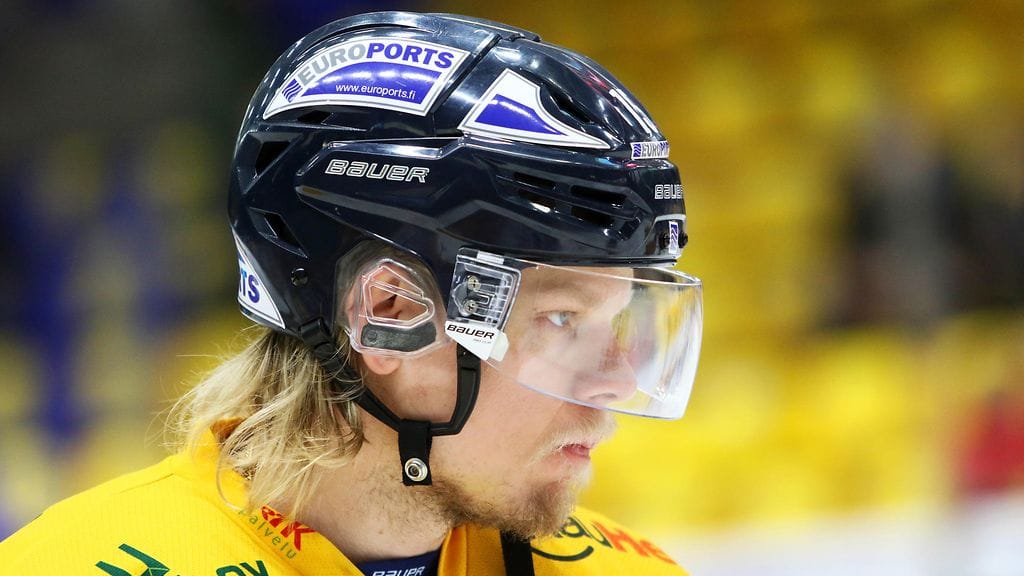 Vili Sopanen loukkasi itseään Ilves-ottelun avauserässä.