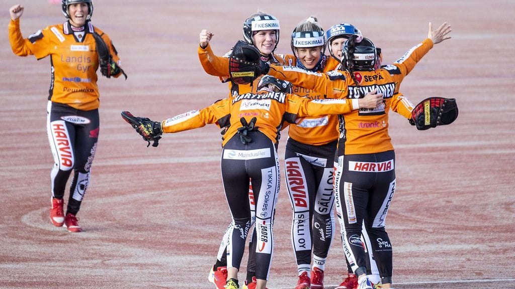 Jyväskylän Kirittäret juhlii pesäpallon naisten Suomen mestaruutta.