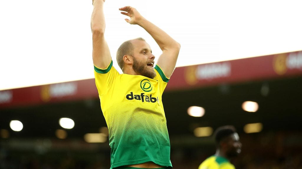 Teemu Pukki huudatti yleisöä voittopelin jälkeen.