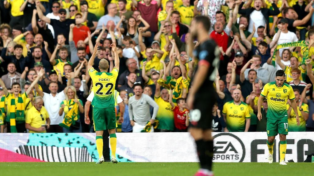 Teemu Pukki kävi huudattamassa kotiyleisöä.