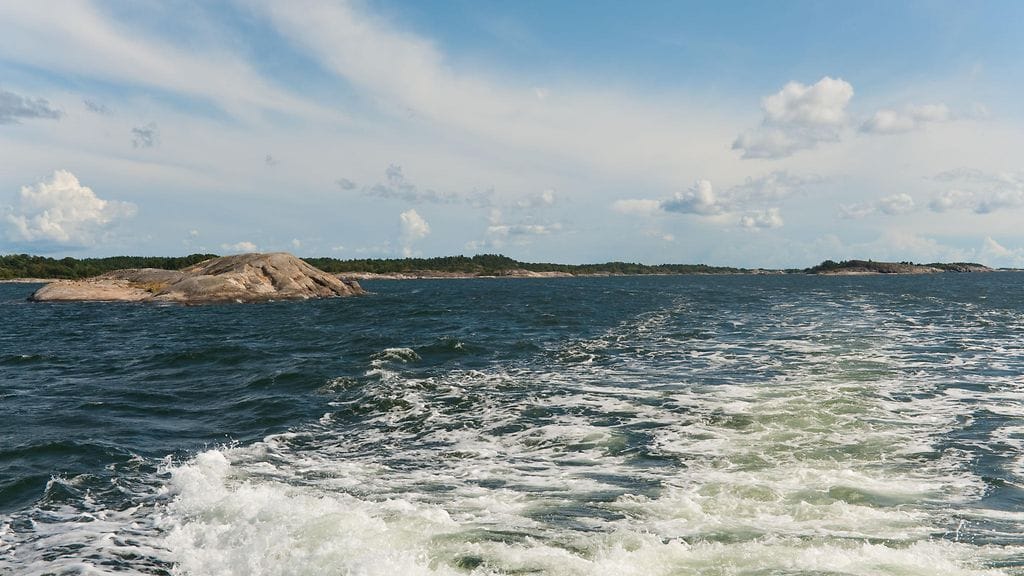 Vielä ei ole tarkemmin tiedossa, miten öljy on pohjaan päätynyt, mutta epäily kohdistuu petrokoksiin, joka on öljynjalostuksen sivutuote. Kuvituskuva: AOP.