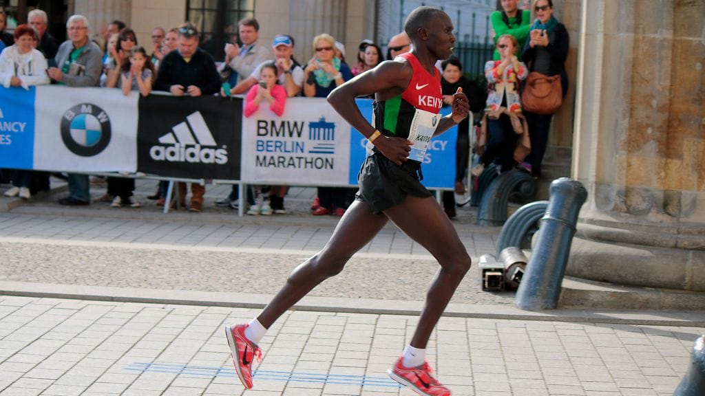 Geoffrey Kamworor paineli puolimaratonin uuden maailmanennätyksen.
