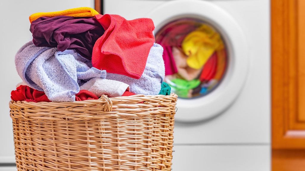 Pyykkääminen ja pyykkien silittäminen voivat turhauttaa. Kuvituskuva.