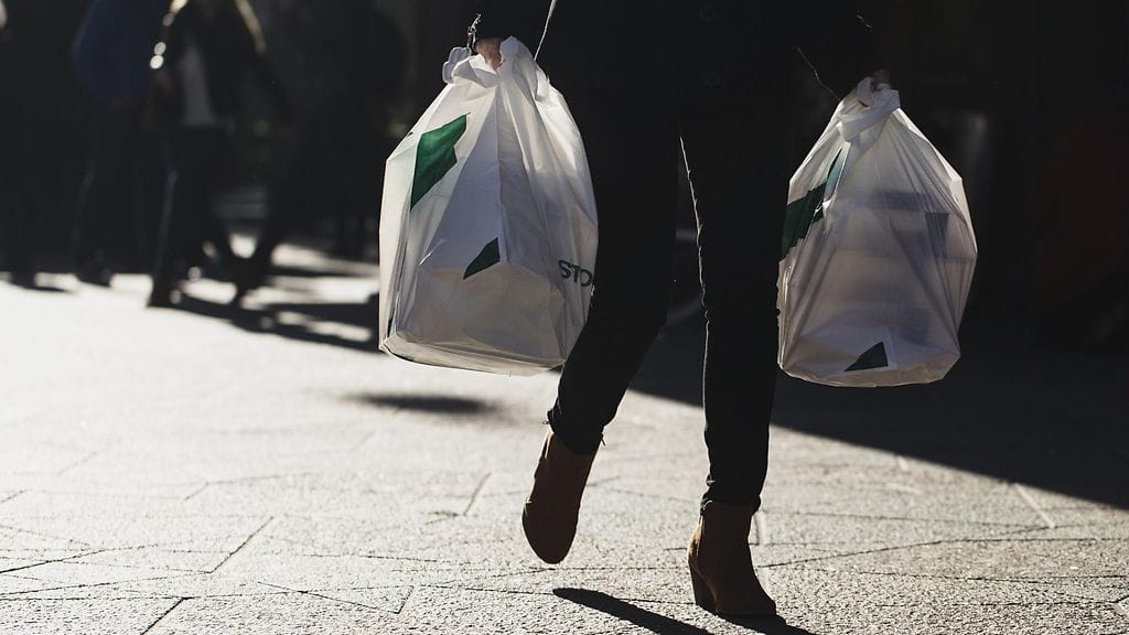 Kuvituskuva. Sosiaalisessa mediassa on ryöpsähtänyt keskustelu siitä, pitäisikö ostoskassi saada ilmaiseksi kalliiden ostosten yhteydessä.