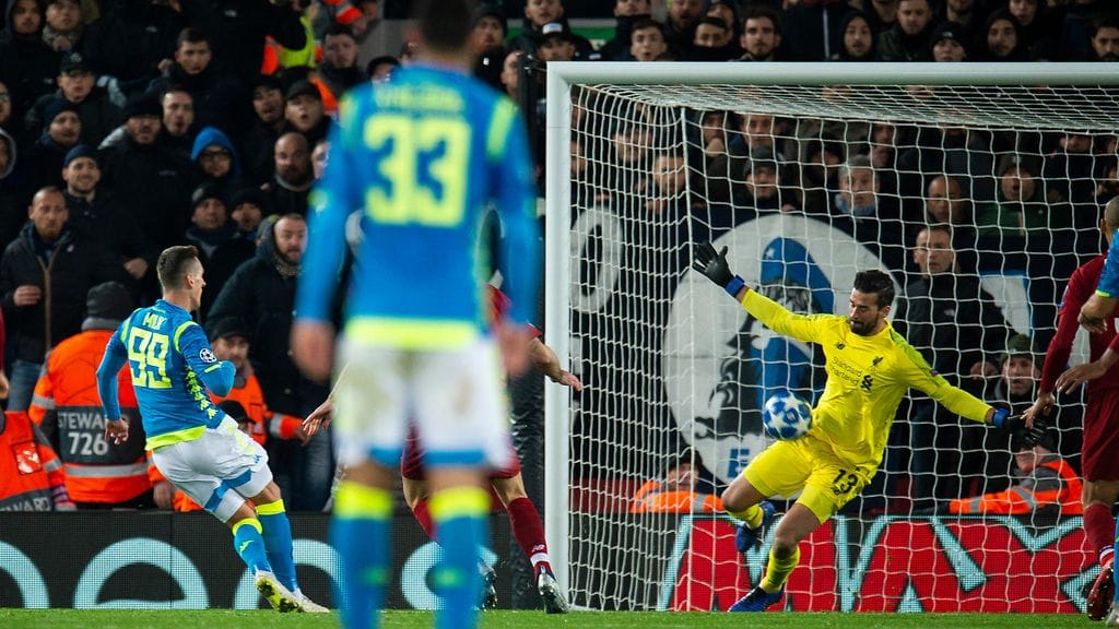 Alisson otti jättimäisen torjunnan joulukuussa, kun Arkadiusz Milikillä oli mahdollisuus pudottaa Liverpool lohkovaiheen päätöskierroksella.