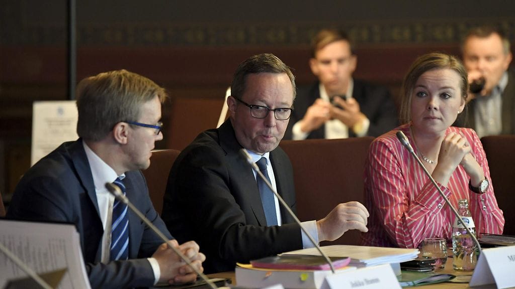 Valtiovarainministeri Mika Lintilä (keskellä) ja elinkeinoministeri Katri Kulmuni hallituksen budjettiriihessä Säätytalolla Helsingissä tiistaina 17. syyskuuta 2019.