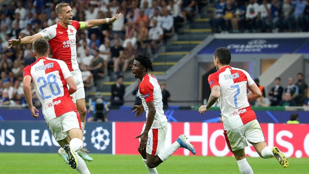 Peter Olayinka tuuletti iskemäänsä Slavia Prahan maalia.