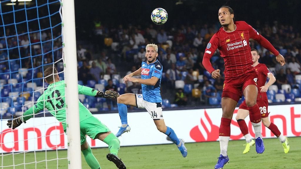 Dries Mertens sai erinomaisen osuman palloon, mutta Adrian esitti käsittämättömän torjunnan.