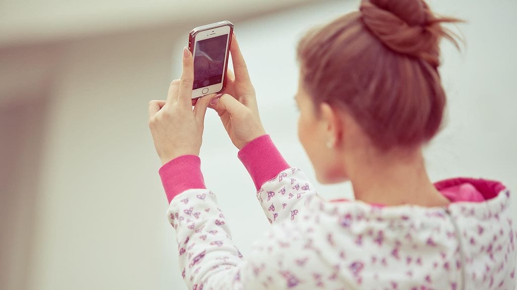 Nuoren naisen ottama selfie auttoi lääkäreitä selvittämään aivohalvauksen aikaikkunan. Kuvituskuva.