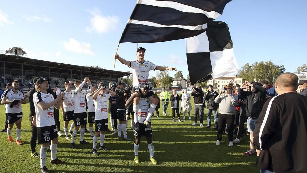 Valkeakosken Hakan pelaajat juhlivat nousua Veikkausliigaan.