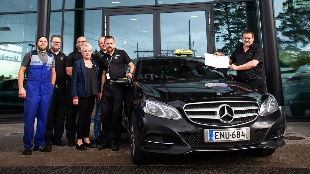 Vantaalaisen taksiyrittäjän Kimmo Suur-Uskin (oikealla) E-sarjan Mercedes-Benzin mittariin kertyy vuodessa noin 250 000 kilometriä.