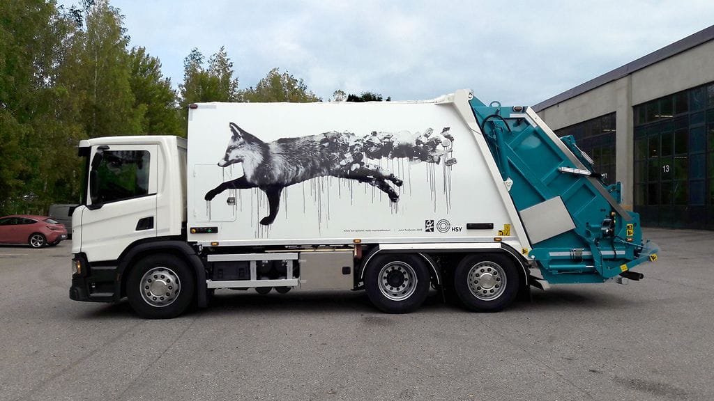 Kuvataiteilija Jussi TwoSevenin kettuteos muistuttaa muovin kierrättämisen tärkeydestä. (kuva: HSY:n viestintä)