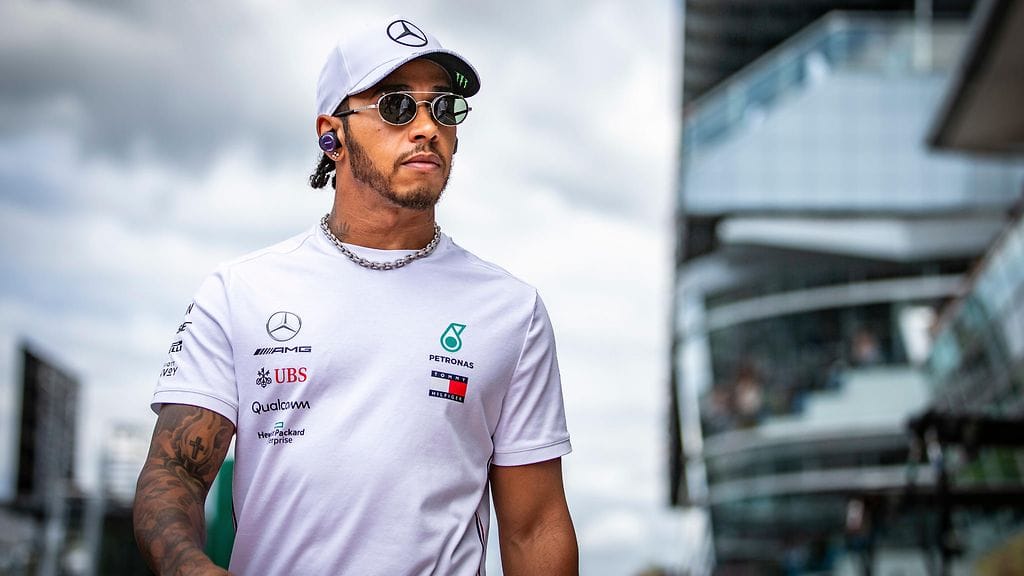 Lewis Hamilton antoi vihjeitä uransa jatkosta.