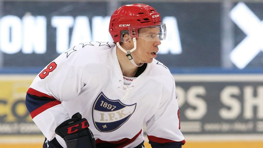 Ville Varakkaan ottelu päättyi vain kahden minuutin pelin jälkeen ulosajoon.