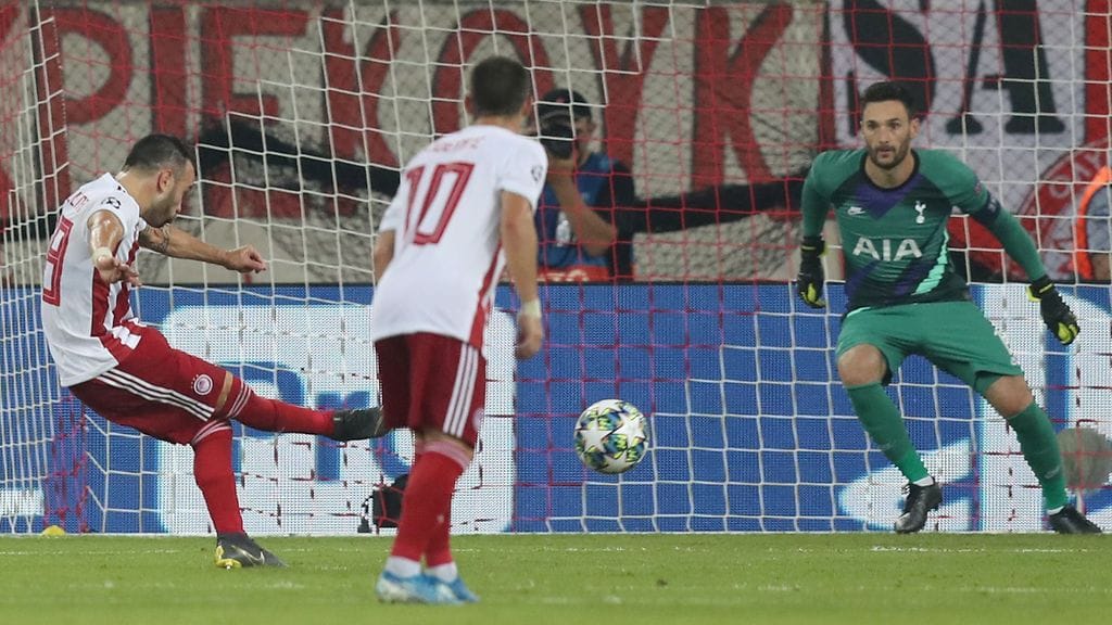 Mathieu Valbuena ampui Olympiakosin 2–2-tasoituksen rangaistuspotkusta.