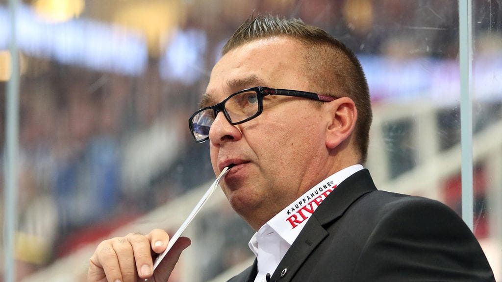 Ari-Pekka Selin ei ollut lainkaan tyytyväinen Ässien peliesitykseen.