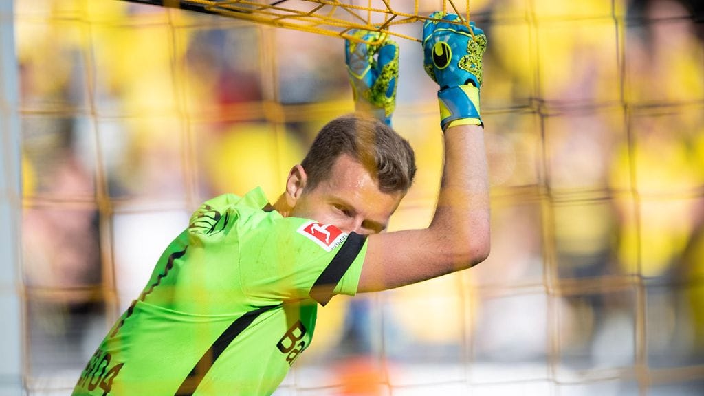 Bayer Leverkusenin Lukas Hradecky joutui antautumaan kahdesti avausjaksolla Lokomotiv Moskovaa vastaan.