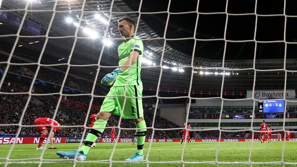 Hradecky joutui kaivamaan pallon maalista kahdesti.