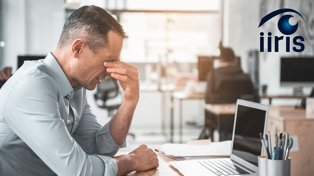 Silmät saattavat tuntua väsyneiltä työpäivän jälkeen. Nopeakin silmäjumppa rentouttaa lihaksia.