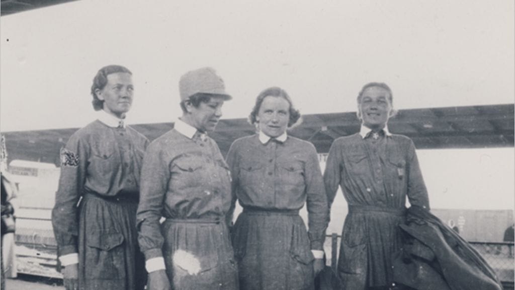 Saara Kanerva oli aktiivisesti mukana lottatoiminnassa sodan aikana. Kanerva kuvassa toinen oikealta.