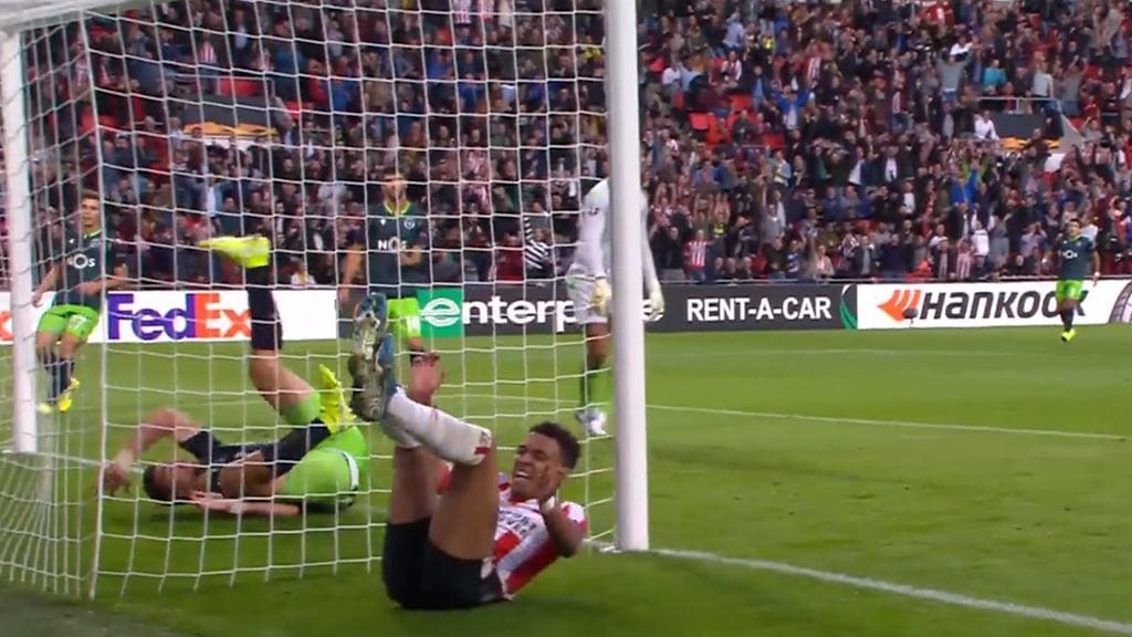 Sportingin Sebastian Coates teki oman maalin PSV:tä vastaan.