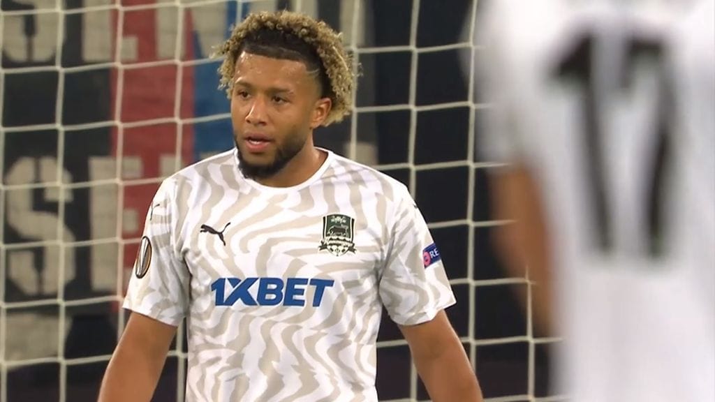 Krasnodarin Tonny Vilhena ampui pallon voimalla omaan maaliin.