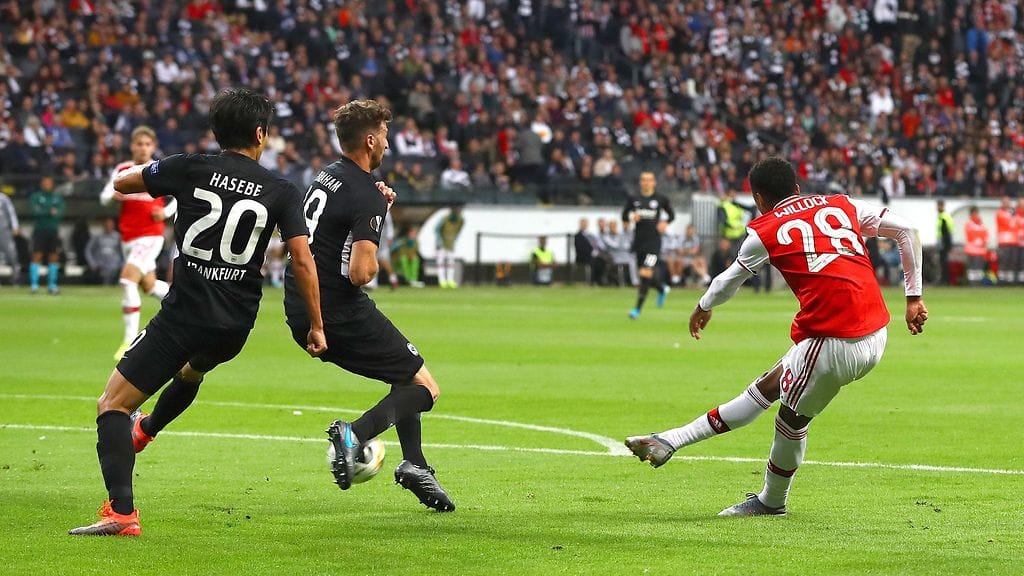 Joe Willock ampui Arsenalin avausmaalin Frankfurt-puolustuksen ja yläriman kautta.