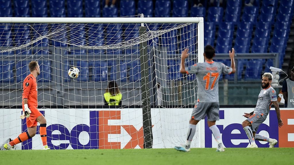 Basaksehirin Junior Caicara ohjasi oman maalin AS Romaa vastaan.