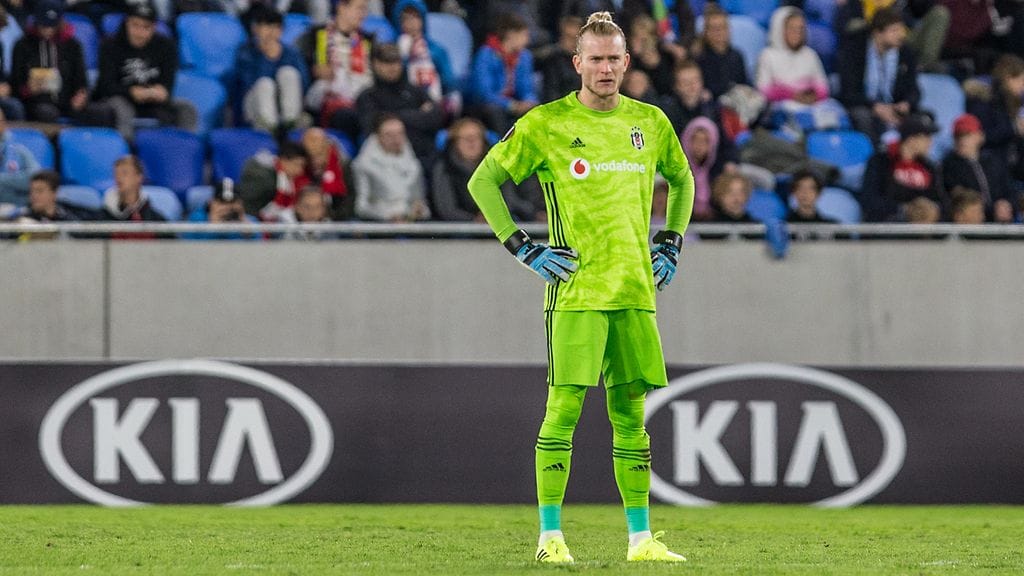 Loris Karius ihmetteli epäonnistumistaan Slovan Bratislavaa vastaan Eurooppa-liigan ottelussa.