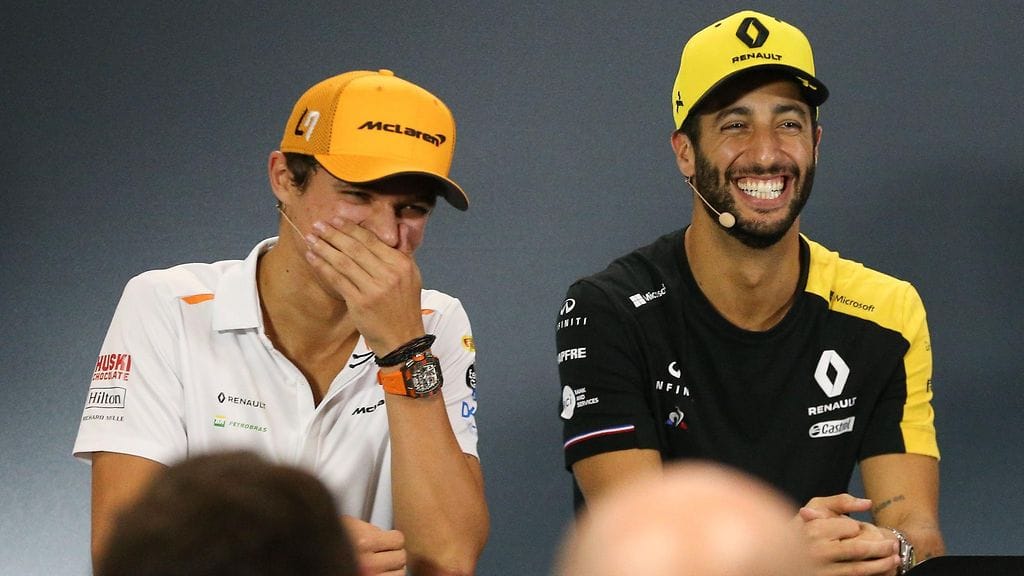 Lando Norris (vas.) oli taas kovilla Daniel Ricciardon pilaillessa hänen kanssaan F1:n lehdistötilaisuudessa.