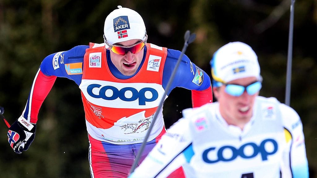 Petter Northug (takana) huusi tuskasta Calle Halfvarssonin antamien sähköshokkien vuoksi.