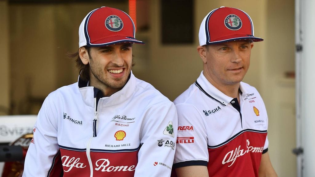 Jatkaako Antonio Giovinazzi (vasemmalla) Kimi Räikkösen (oikealla) tallikaverina myös ensi kaudella?