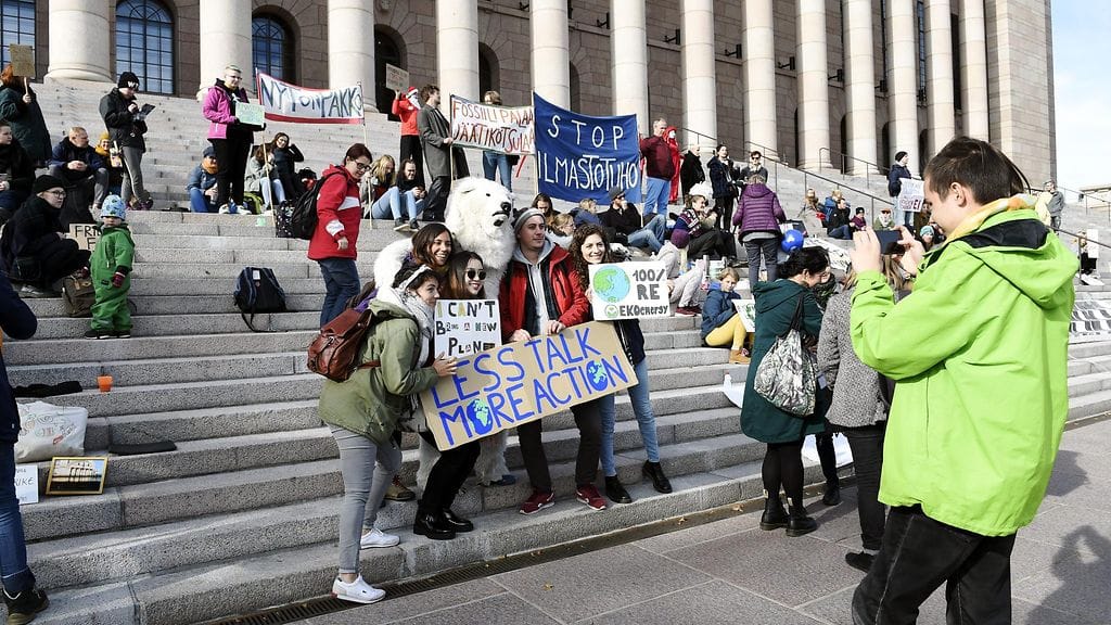 Mielenosoittajat osoittivat mieltään ilmastonmuutosta vastaan eduskuntatalon portailla Helsingissä 20. syyskuuta.