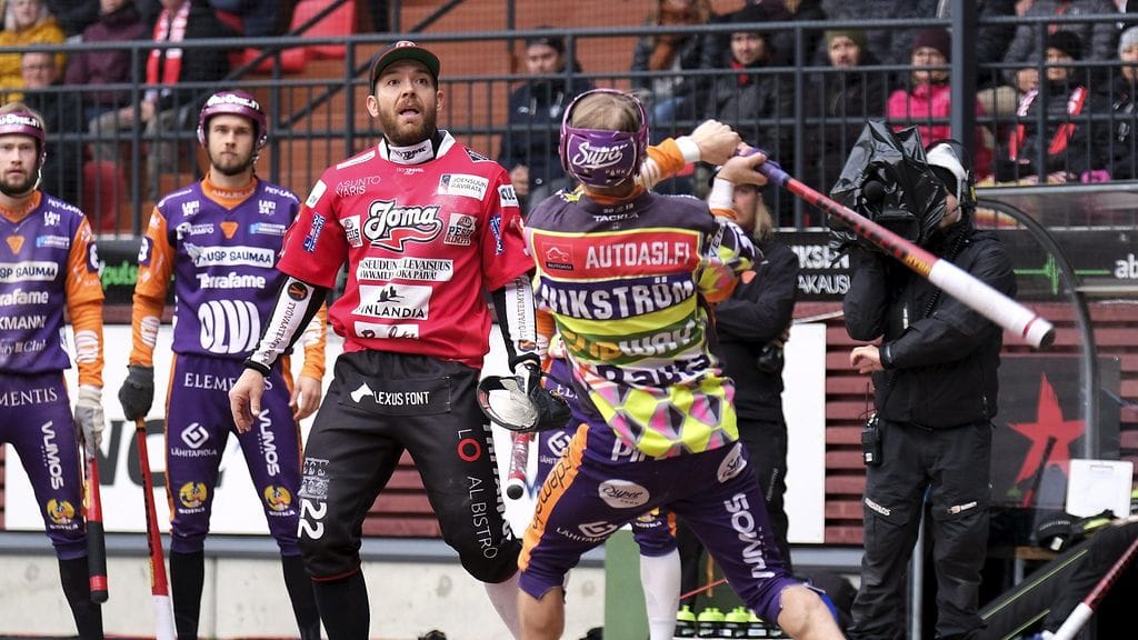 Joensuun lukkari Juha Puhtimäki ja lyömässä Sotkamon Jere Vikström miesten superpesiksen 4. finaaliottelussa.