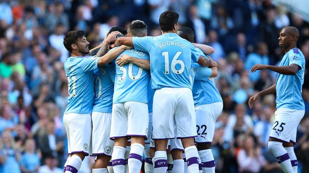 Manchester City juhlimassa lauantaina Riyad Mahrezin osumaa avausjaksolla.