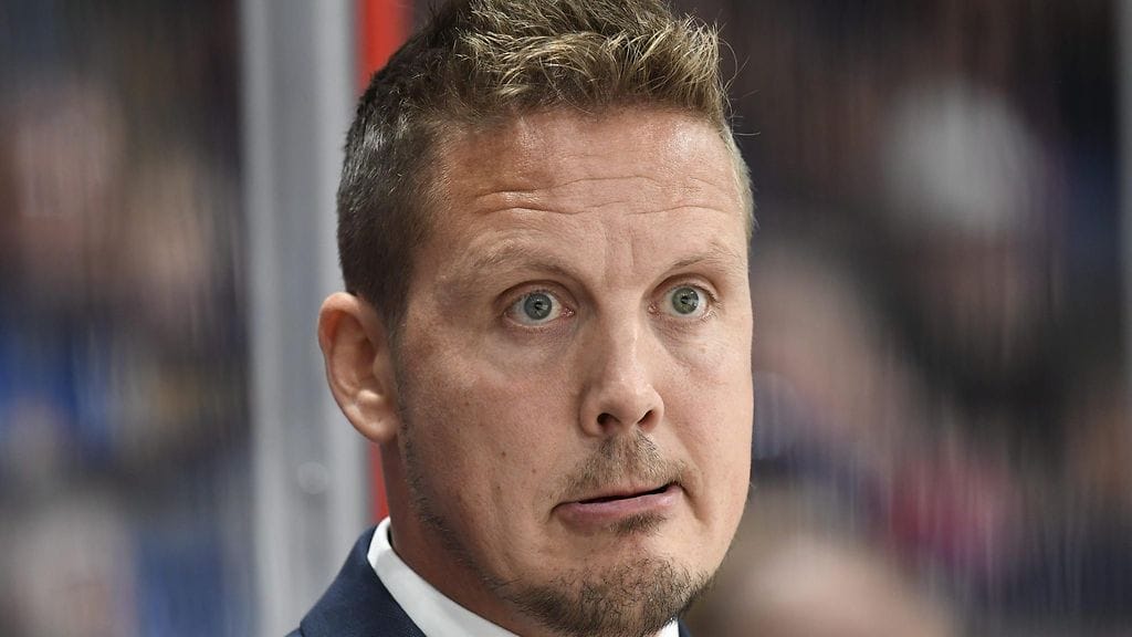 Lauri Marjamäki on Jokereissa totisen paikan edessä.