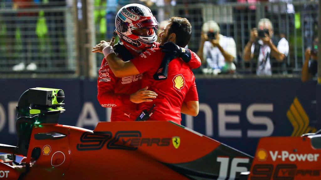 Charles Leclerc juhli jälleen paalupaikkaa Singaporessa.