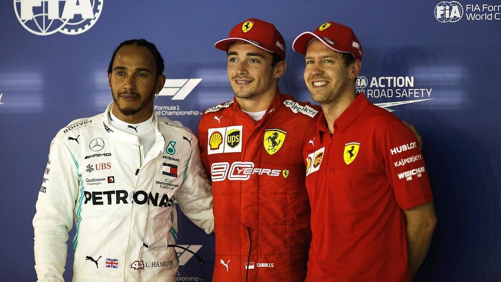 Lewis Hamilton (vasemmalla), Charles Leclerc (keskellä) ja Sebastian Vettel (oikealla) eivät ottaneet aivan yhtä hymyillen vastaan ideaa rajusta F1-sääntömuutoksesta.