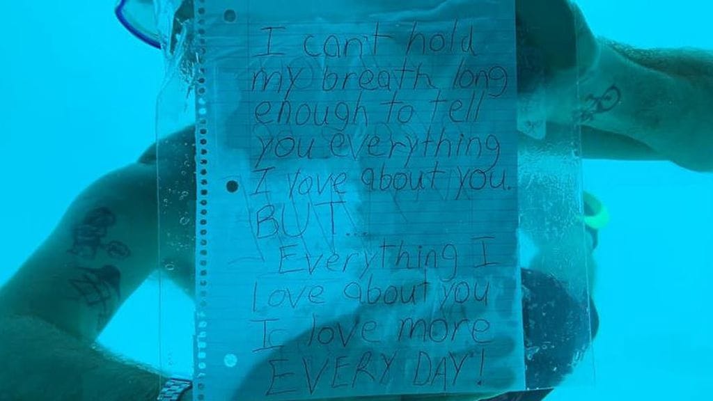 Steven Weber ja Kenesha Antoine olivat lomamatkalla Tansaniassa Pemba-saarella sijaitsevassa Manta Resortin luksushotellissa, kun Weber päätti yllättää tyttöystävänsä kosimalla tätä erikoisella tavalla.