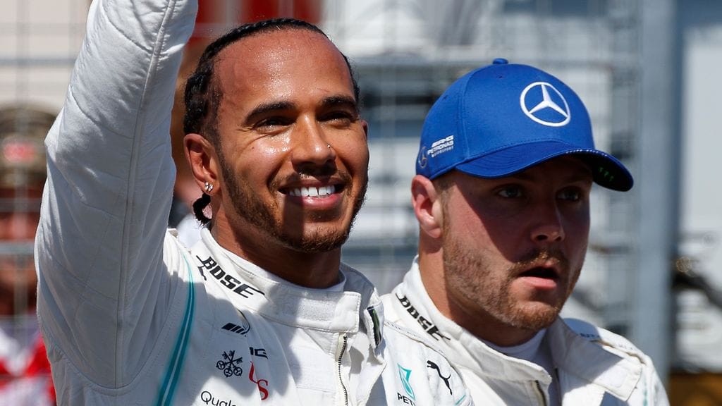Lewis Hamilton ohitti Valtteri Bottaksen tylysti lämmittelykierroksen loppuvaiheilla.