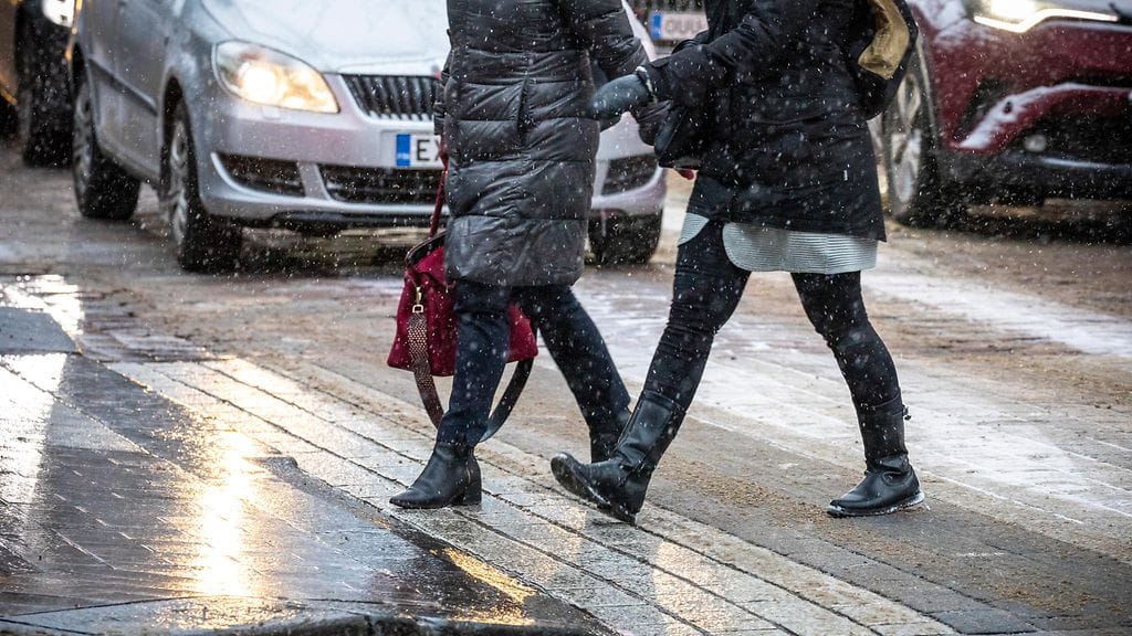 Poliisi kertoo Twitterissä teiden pintojen olevan paikoitellen erittäin liukkaita.