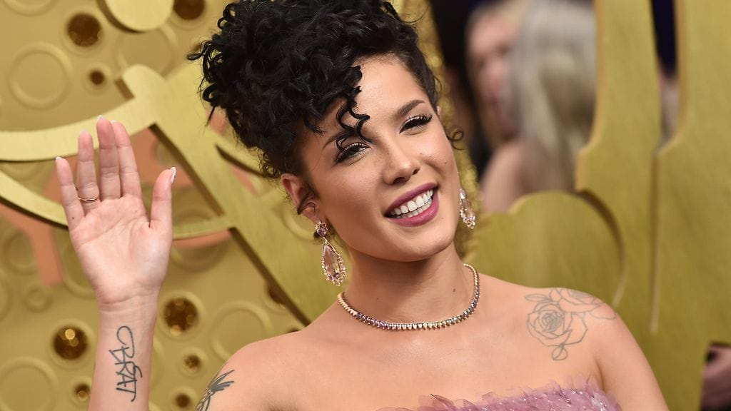 Supertähti Halsey saapuu tulevalla Manic-maailmankiertueellaan ensivisiitilleen Suomeen.