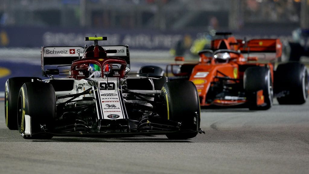 Antonio Giovinazzi piti hetken Ferrarin Sebastian Vetteliä takanaan Singaporen GP:ssä.