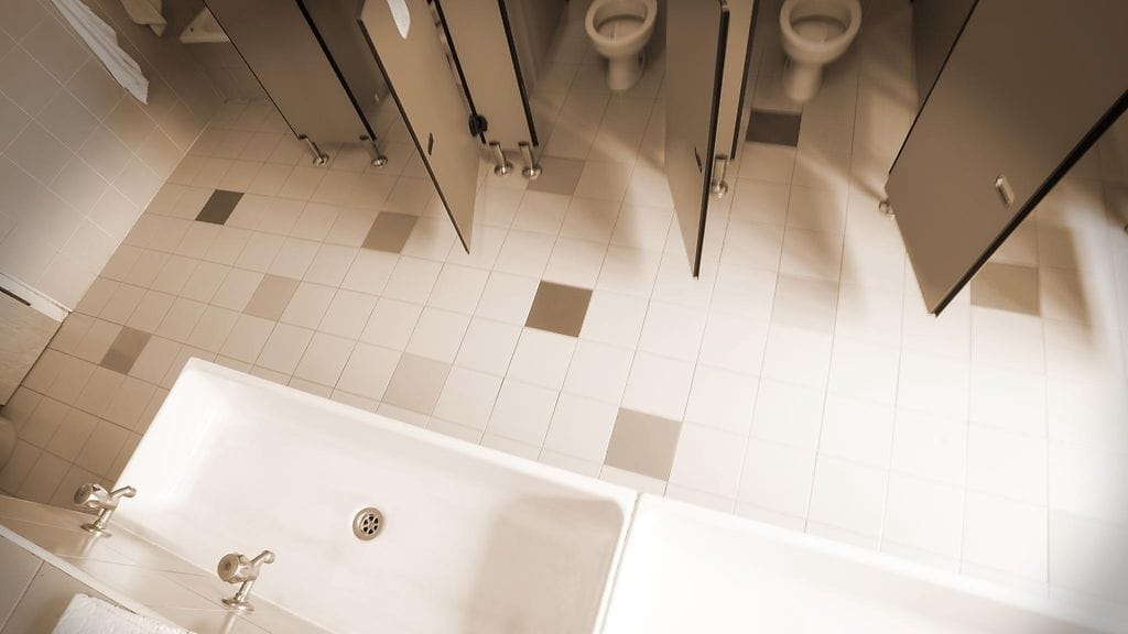 Amerikkalaiskoulu joutui median ristituleen pantuaan erityisoppilaansa vessaan opiskelemaan. Autistinen Lucas, 11, tarvitsee hiljaisen tilan opiskeluun, kertoo CNN.