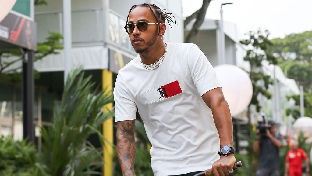 Lewis Hamilton törmäsi katsojaan potkulaudallaan.
