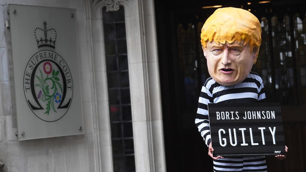 Brittiläinen brexit-vastustaja osoitti mieltään korkeimman oikeuden rakennuksen edessä Lontoossa.